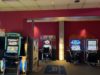 Geräumiger Spielbereich mit Automaten